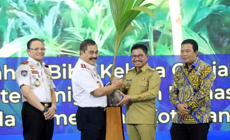 Kementrian imigrasi hibahkan ribuan pohon kelapa pada Pemkot tangerang