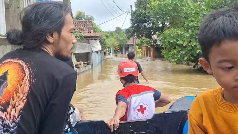 PMI kabupaten Tangerang evakuasi warga terdampak banjir di 4 kecamatan