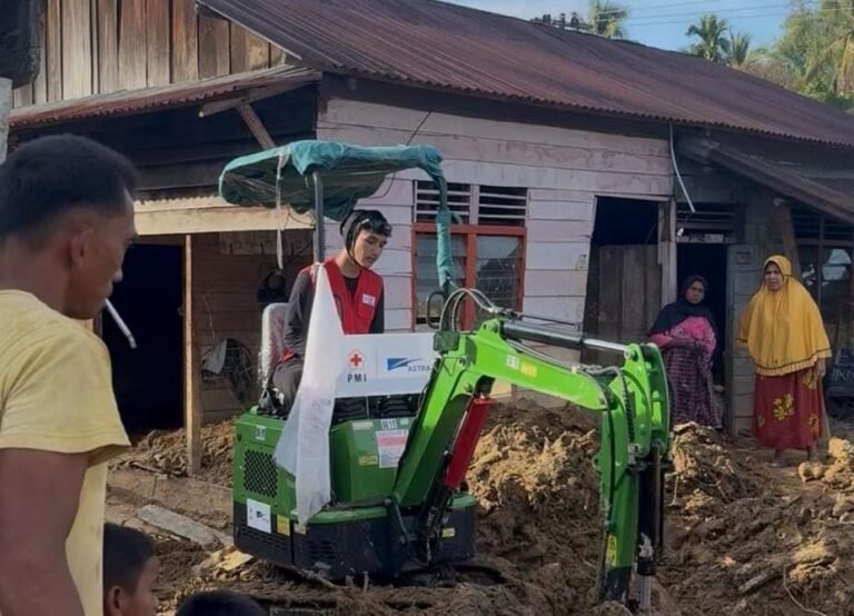 Jelang ramadhan PMI Sumut bersihkan lingkungan dari dampak bencana banjir