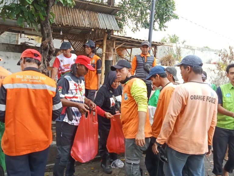 Satgana PMI kota Tangerang salurkan makanan pada warga terdampak banjir