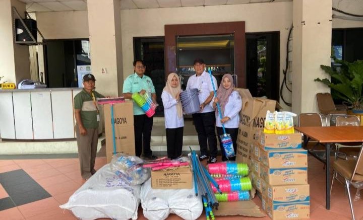 Dinsos kota Tangerang salurkan bantuan pada warga terdampak banjir.