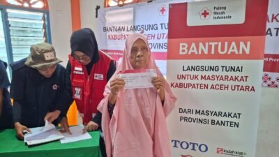 PMI Banten serahkan bantuan tunai pada warga terdampak bencana di Aceh utara