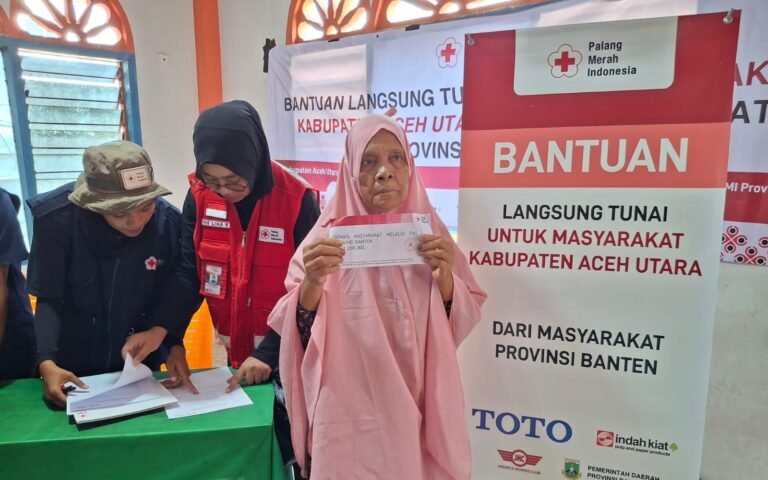 PMI Banten serahkan bantuan tunai pada warga terdampak bencana di Aceh utara