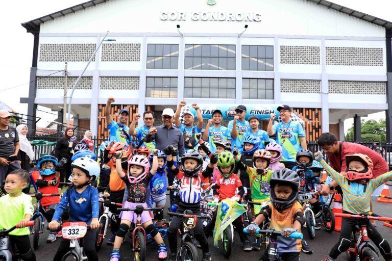 Komunitas fun bike gelar pelatihan junior di Gor gondrong, Cipondoh, kota Tangerang.