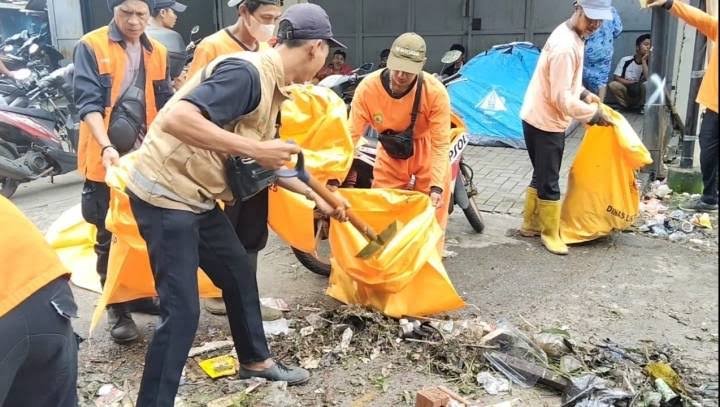 Pasca banjir masyarakat bersih-bersih lingkungan di kota tangerang