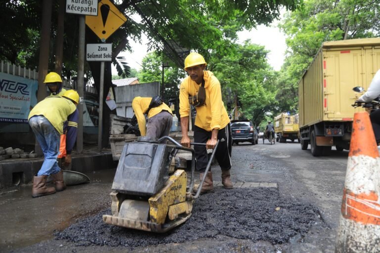 Jalan berlubang di kota tangerang mulai diperbaiki