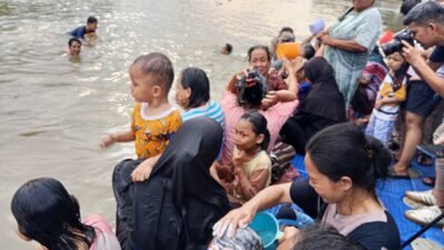 Sambut Ramadhan warga kota Tangerang gelar tradisi keramas bareng di sungai Cisadane.