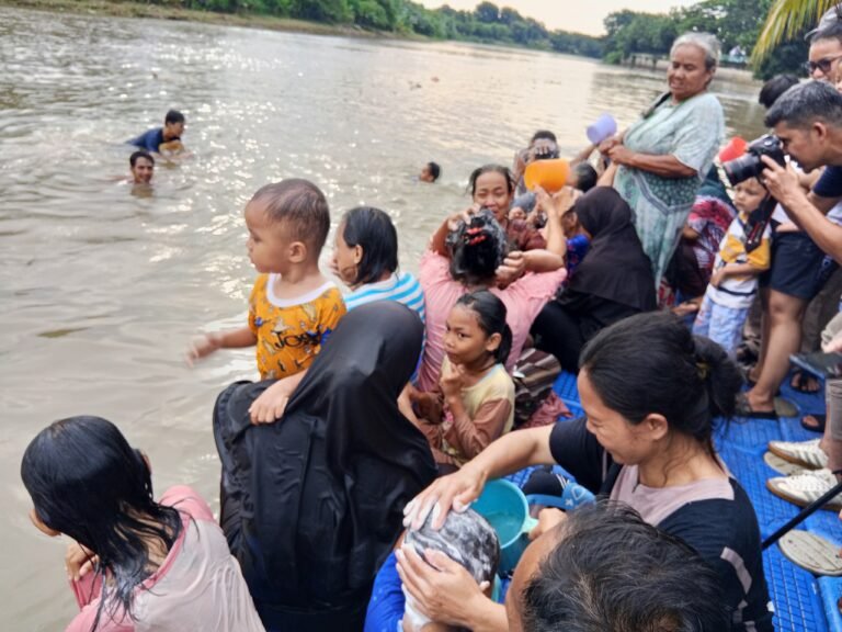 Sambut Ramadhan warga kota Tangerang gelar tradisi keramas bareng di sungai Cisadane.