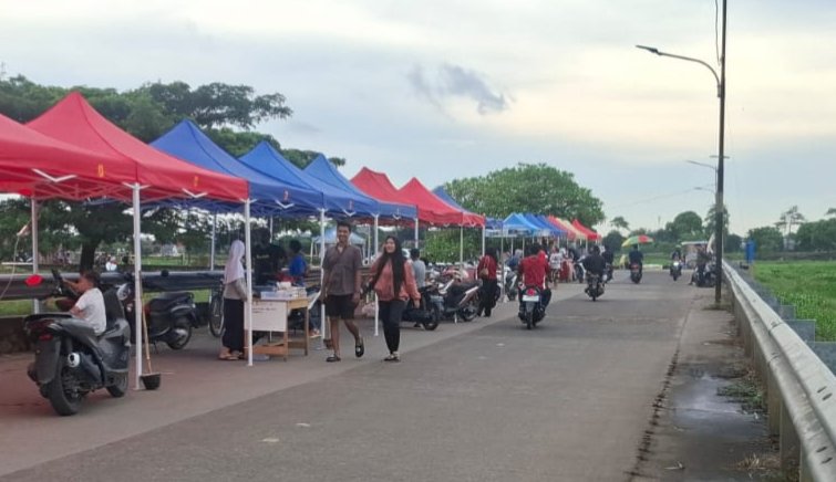 Pemuda cekatan buka tenda untuk dagang tanjil di bulan ramadhan