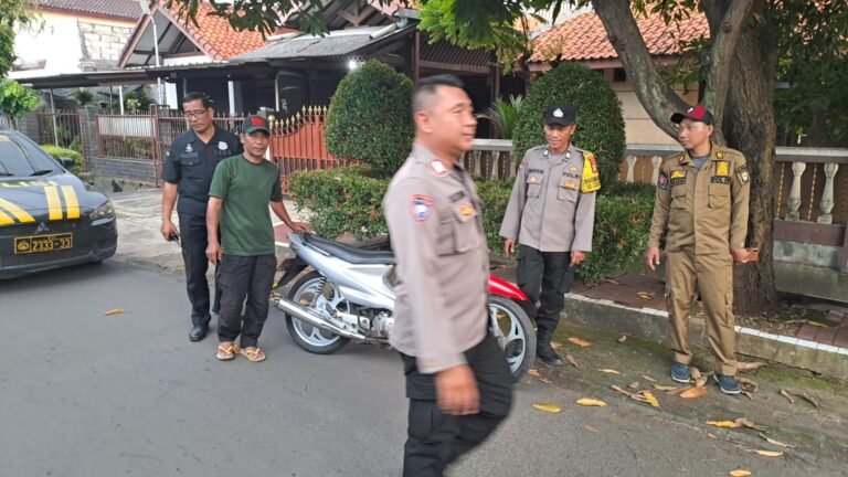 Polres metro Tangerang kota tingkatkan patroli lingkungan.