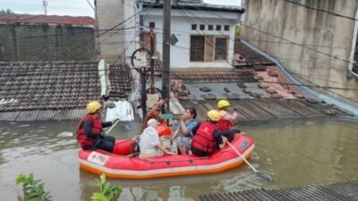 Petugas BPBD kota Tangerang turunkan tim gabungan evakuasi warga terdampak banjir.