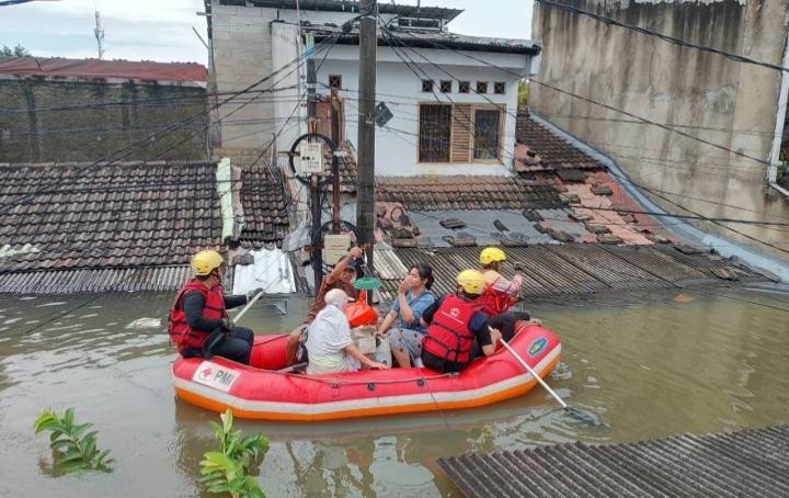 Petugas BPBD kota Tangerang turunkan tim gabungan evakuasi warga terdampak banjir.