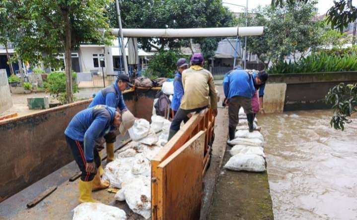 Pemkot Tangerang pasang kisdam untuk mengantisipasi banjir susulan di ciledug