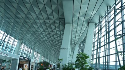 Bandara Soekarno Hatta perbaikan atap yang jebol di terminal 3