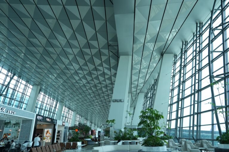 Bandara Soekarno Hatta perbaikan atap yang jebol di terminal 3