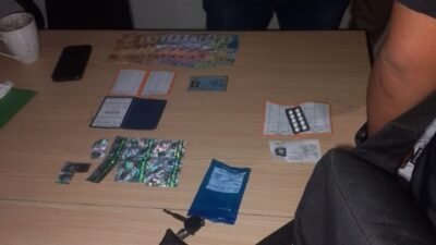 Dua pemuda di bekuk polres metro Tangerang kota karena kedapatan membawa obat terlarang