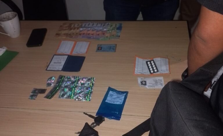 Dua pemuda di bekuk polres metro Tangerang kota karena kedapatan membawa obat terlarang