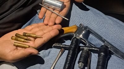 Empat remaja bersenpi dan diduga komplotan curanmor ditangkap polres metro Tangerang kota di cikupa