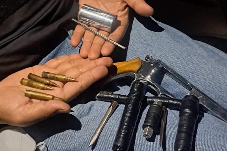 Empat remaja bersenpi dan diduga komplotan curanmor ditangkap polres metro Tangerang kota di cikupa