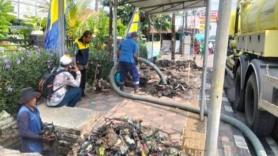 Dinas PUPR Kota Tangerang normalisasi drainase di Kota Tangerang.