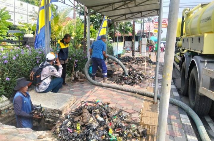Dinas PUPR Kota Tangerang normalisasi drainase di Kota Tangerang.