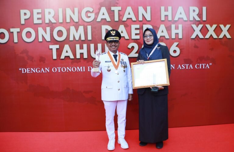 Pemkot Tangerang mendapat penghargaan dari Mendagri sebagai daerah berkinerja tinggi.