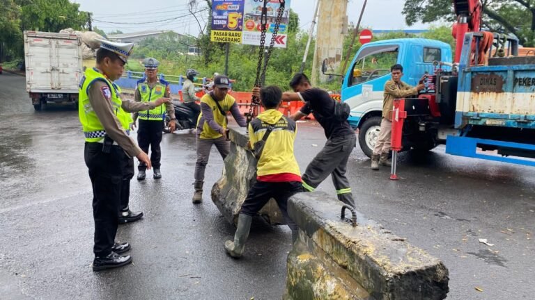 Lancarkan lalu lintas di jembatan Bayur Satlantas polres metro tangerang kota pasang barrier beton