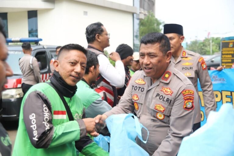 Polres metro Tangerang kota gelar Jumat berkah.