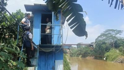 Pemkot Tangerang perkuat mitigasi banjir dengan mengecek pos pantau TMA di Sungai Cisadane Serpong Tangsel.