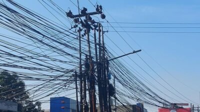 Kabel fiber di kabupaten Tangerang semrawut hingga meresahkan masyarakat.