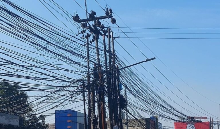 Kabel fiber di kabupaten Tangerang semrawut hingga meresahkan masyarakat.