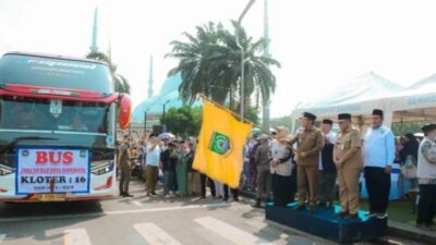 Wakil Walikota Tangerang Maryono lepas keberangkatan jamaah haji