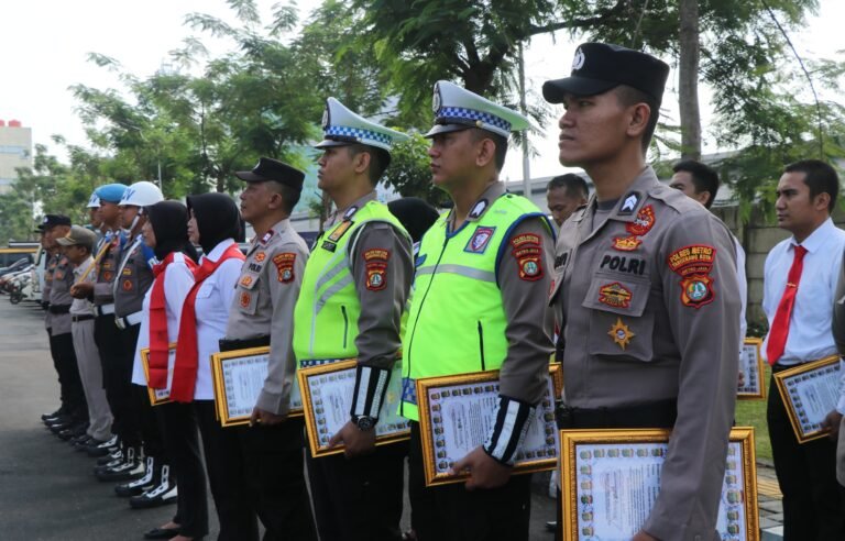 Sebanyak 25 personil polres metro Tangerang kota mendapat penghargaan