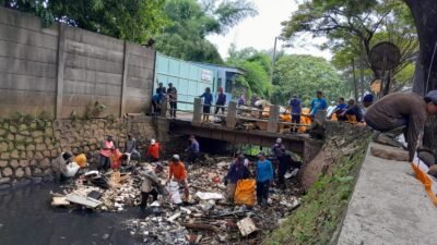 Cegah banjir Pemkot Tangerang dan masyarakat bersihkan kali Sabi.