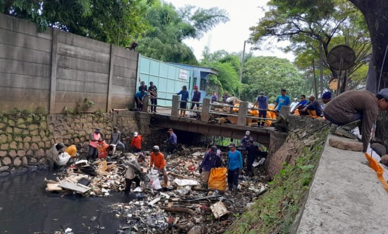 Cegah banjir Pemkot Tangerang dan masyarakat bersihkan kali Sabi.