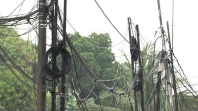 Kabel udara fiber optik di kota Tangerang semrawut