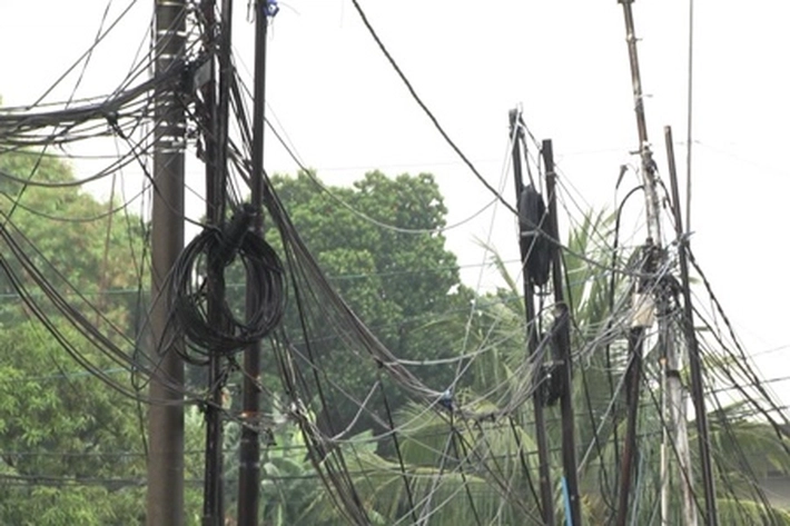 Kabel udara fiber optik di kota Tangerang semrawut