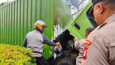 Truk terbakar di jalan jenderal Sudirman kota Tangerang.