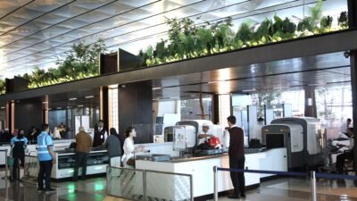 Untuk mengantisipasi terjadinya penyelundupan bandara Soekarno Hatta kerjasama dengan bea cukai bandara internasional tersebut.