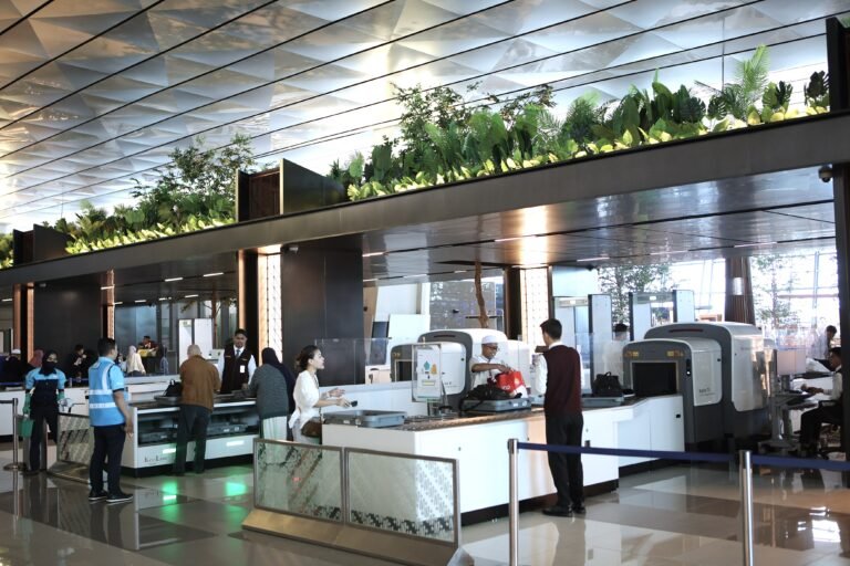 Untuk mengantisipasi terjadinya penyelundupan bandara Soekarno Hatta kerjasama dengan bea cukai bandara internasional tersebut.