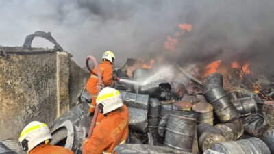 Kebakaran pabrik sandal di Cipondoh kota tangerang