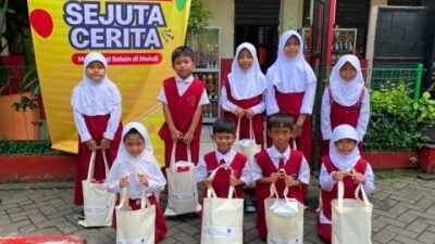 Ratusan siswa SD mendapat bantuan perlengkapan sekolah dari PMI kota Tangerang ang dan yayasan Amway Peduli.