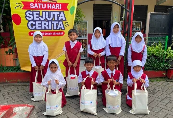 Ratusan siswa SD mendapat bantuan perlengkapan sekolah dari PMI kota Tangerang ang dan yayasan Amway Peduli.