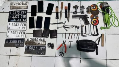 Polres metro Tangerang kota gerebek kontrakan yang digunakan untuk menyembuhkan sepeda motor curian.