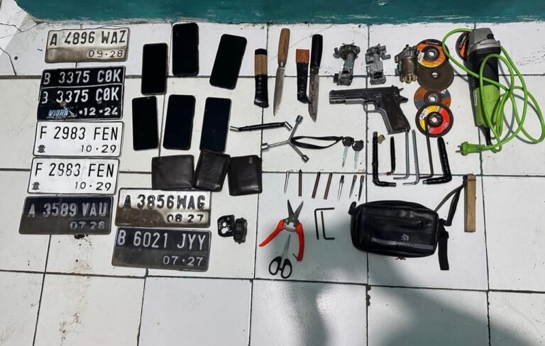 Polres metro Tangerang kota gerebek kontrakan yang digunakan untuk menyembuhkan sepeda motor curian.