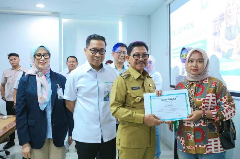 Walikota Tangerang harap penerima BPJS ketenagakerjaan lebih produktif.