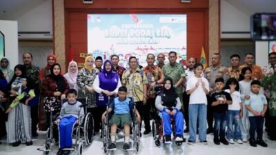 Hari anak nasional Pemkot Tangerang salurkan bantuan kursi roda pada anak disabilitas
