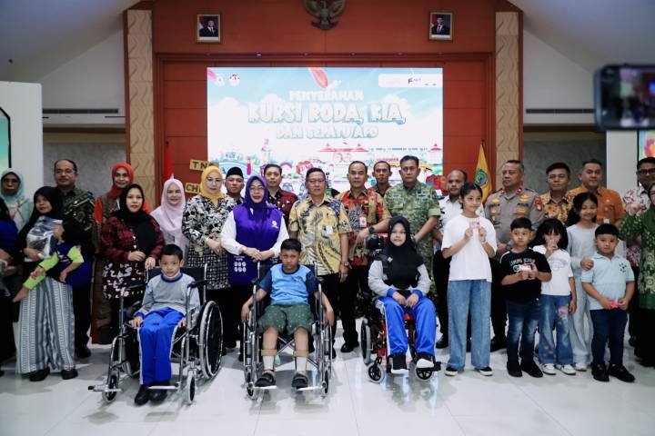 Hari anak nasional Pemkot Tangerang salurkan bantuan kursi roda pada anak disabilitas