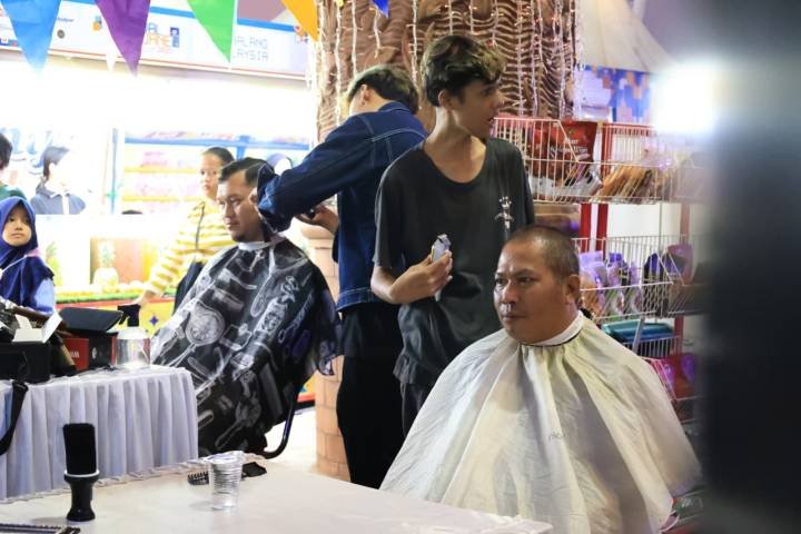 Dinsos kota Tangerang buka layanan cukur dan pijat kebugaran di Festival Cisadane