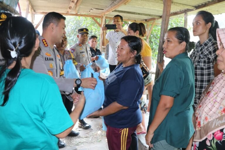 Program jaga jakarta+ polres metro Tangerang kota bagikan sembako pada. Masyarakat.